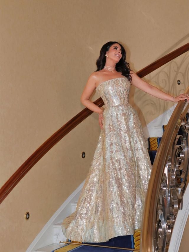 فستان إيلي صعب الذهبي يزيّن إطلالة منى زكي