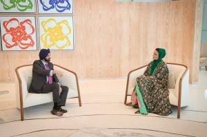 أناقة رسمية بنفحة حيوية… إطلالة لافتة للشيخة موزا بنت ناصر