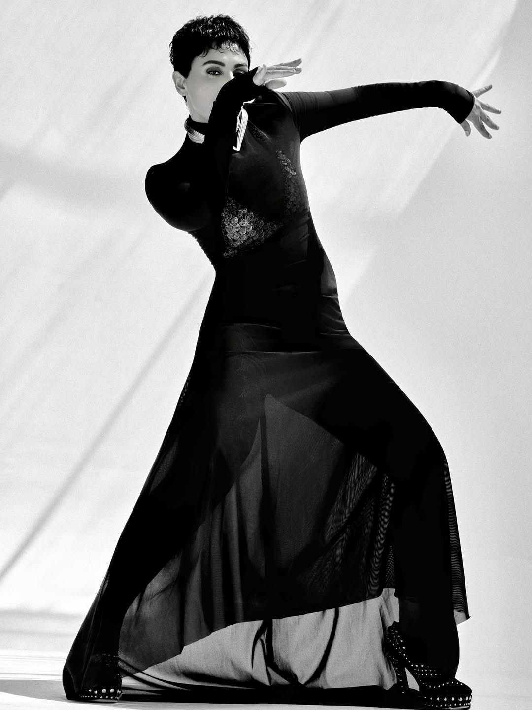 إطلالة ميس حمدان بفستان شيفون أسود جريء