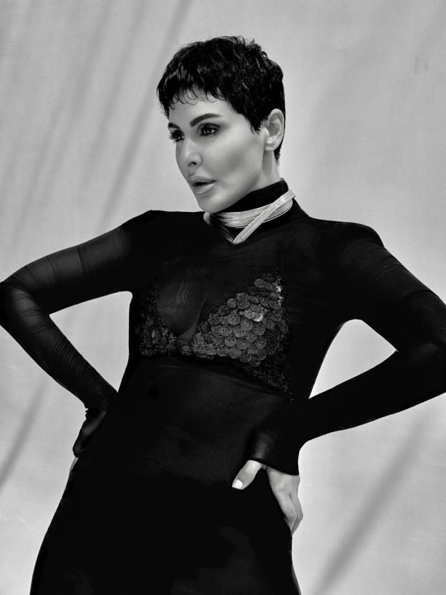 الشيفون الأسود يبرز أنوثة ميس حمدان