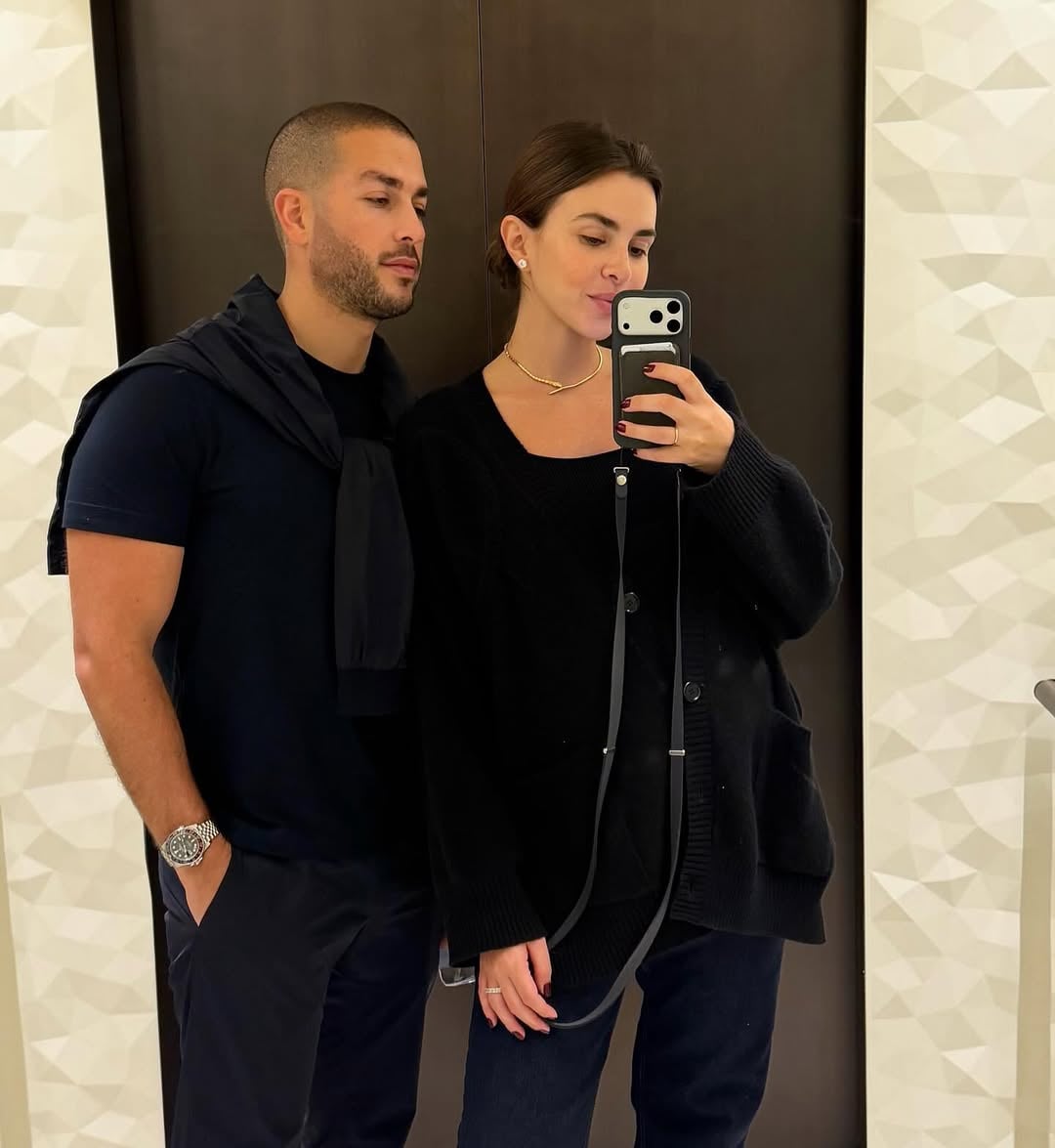 زين قطامي تعتمد الأسود بإطلالة مريحة وأنيقة تناسب فترة الحمل