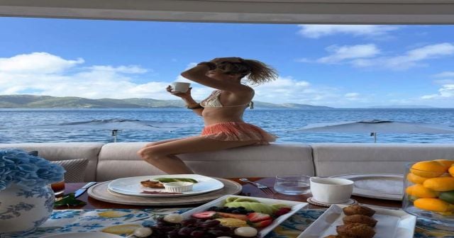 بيلا حديد في صيحة موضة جديدة... تحويل اللانجري إلى ملابس سباحة 