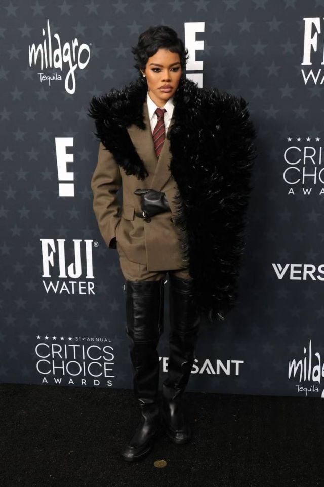 تيانا تايلور بطقم 