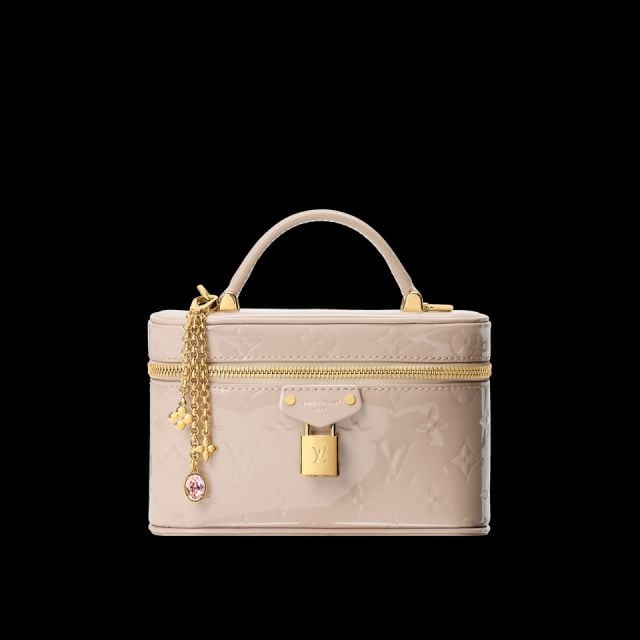 حقيبة صغيرة مزيّنة بسلسلة من جلد العجل المصقول بلون رمل الصحراء مزينة بزهرة منقوشة وزينة من الكريستال الملوّن