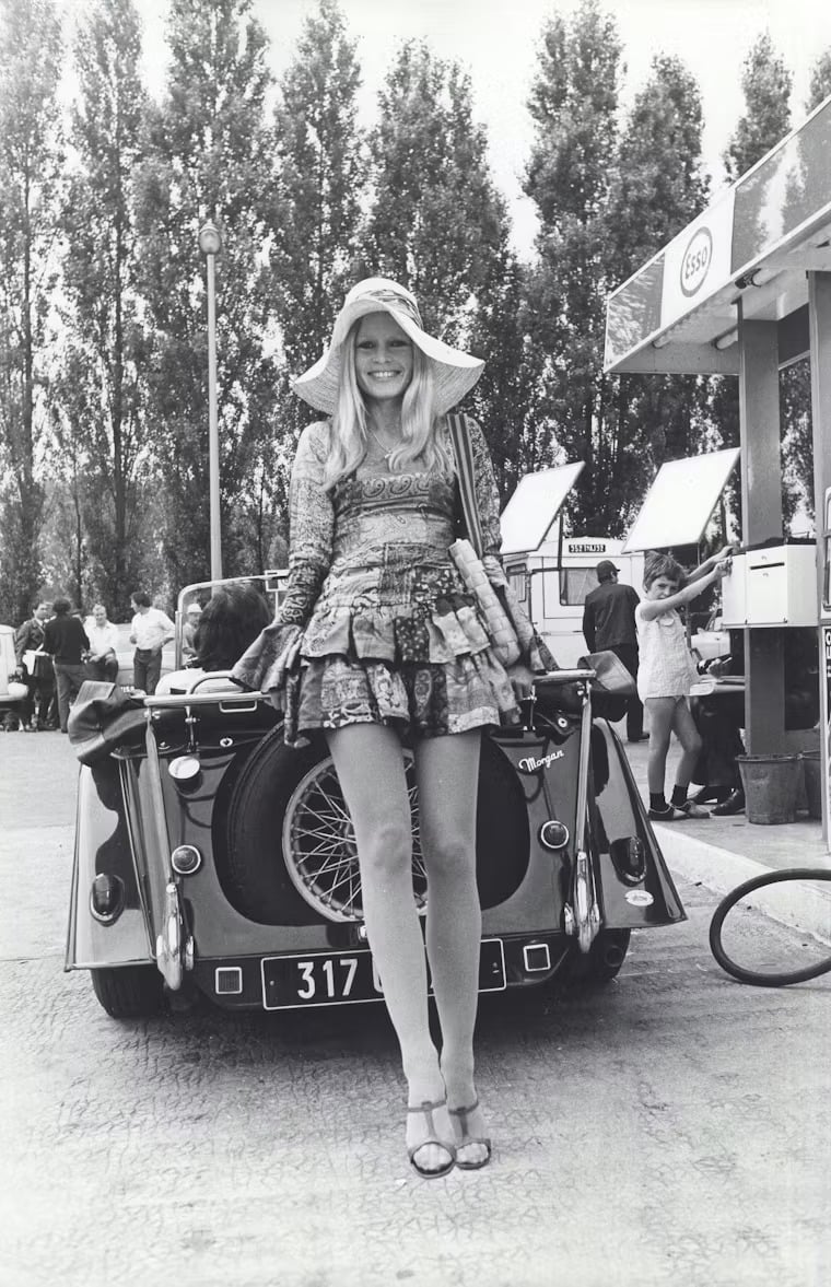 بريجيت باردو بفستان مرقع قصير