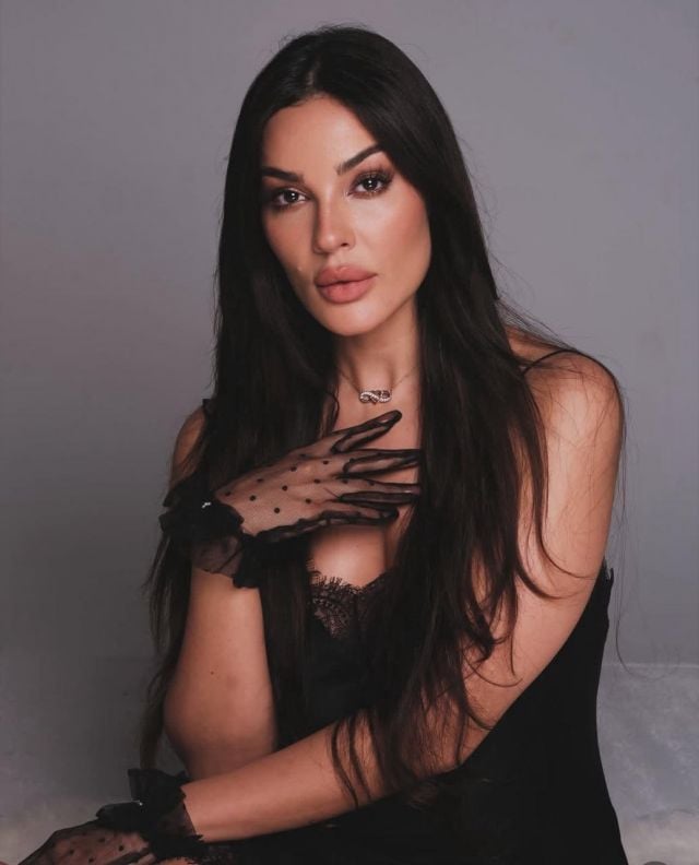 نادين نسيب نجيم بفستان الساتان والدانتيل القصير 