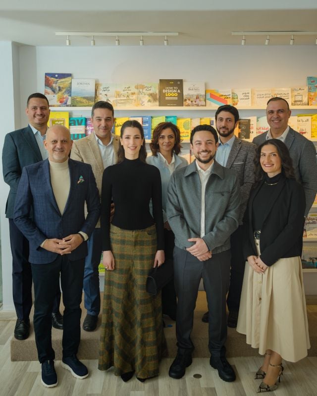 إطلالة راقية وهادئة للأميرة رجوة الحسين خلال زيارتها الثقافية