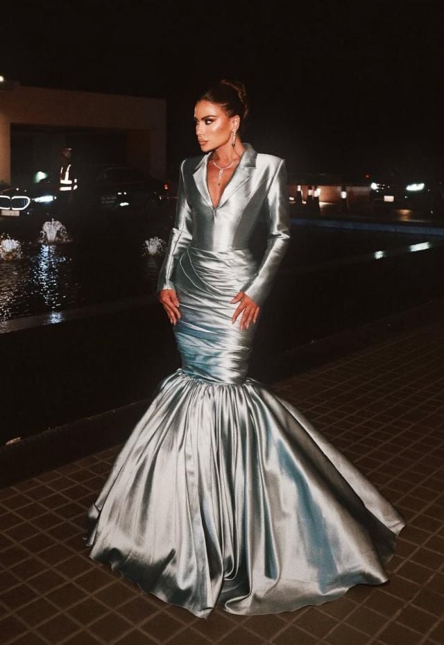 صبا مبارك بفستان ساتان باللون الأزرق الزاهي 