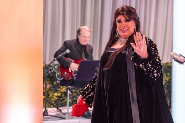 فيفي عبدو بالفستان الأسود مع العباية المطرزة