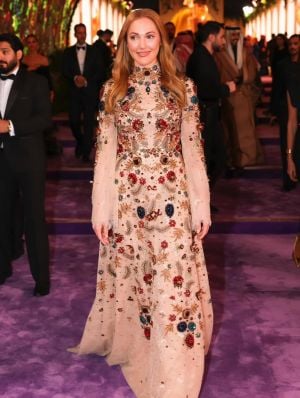 مريم أوزيرلي أنيقة بإطلالة من توقيع خالد ومروان