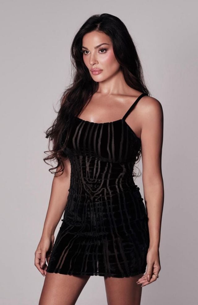 نادين نسيب نجيم بفيتان أسود قصير ضيق