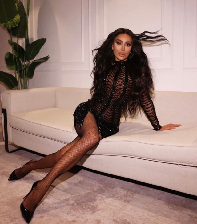 الفساتين القصيرة تتحدّى الشتاء وتغزو إطلالات النجمات