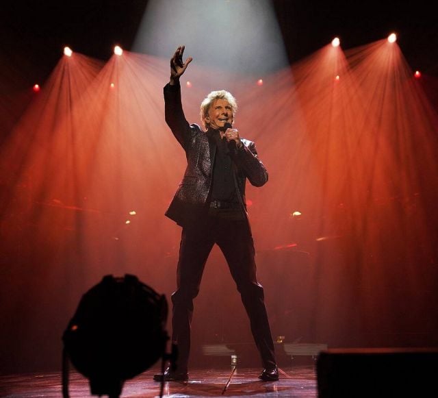 المغنّي باري مانيلو على المسرح