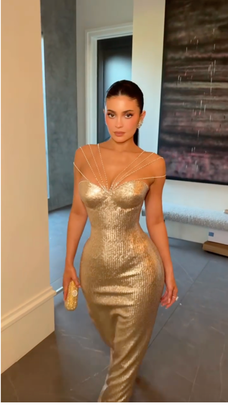 كايلي جينير تتألف بفستان من آشي استوديو