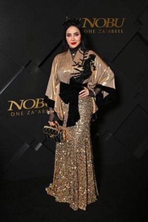 لجين عمران تخطف الأنظار بإطلالة ذهبية مختلفة