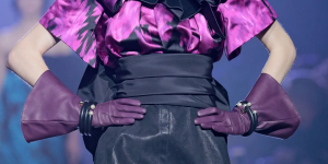 قفازات وحقائب تتناغم مع فساتين السهرة