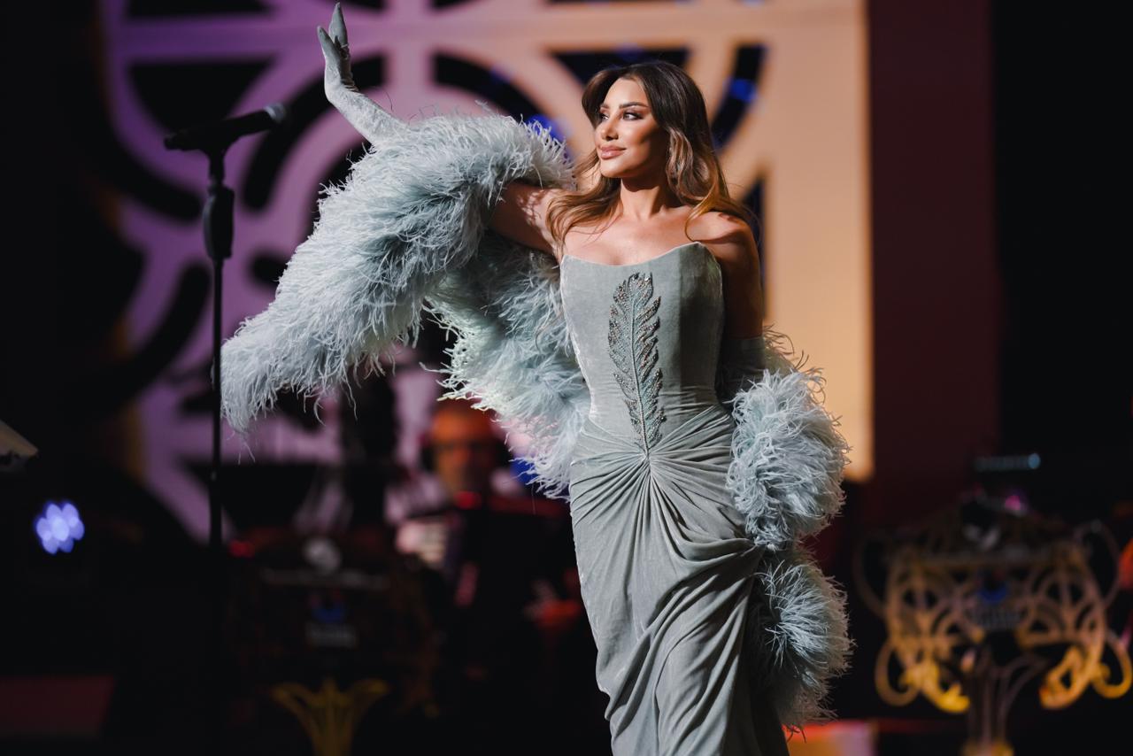 نجوى كرم تتألق بالقفازات المخملية