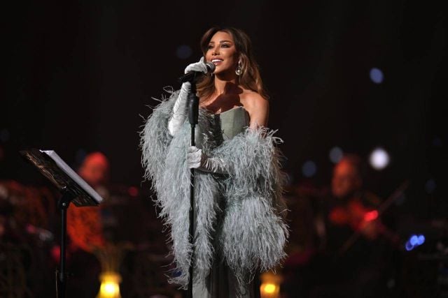 نجوى كرم تتألق بالقفازات المخملية