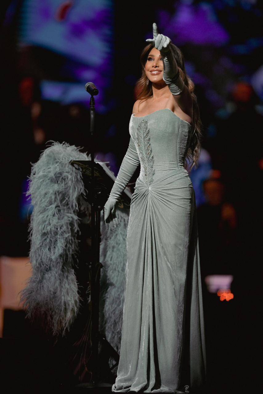 نجوى كرم تنسق فستانها الضيق بصيحة الفرو الفاخرة