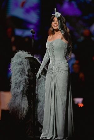 نجوى كرم تنسق فستانها الضيق بصيحة الفرو الفاخرة