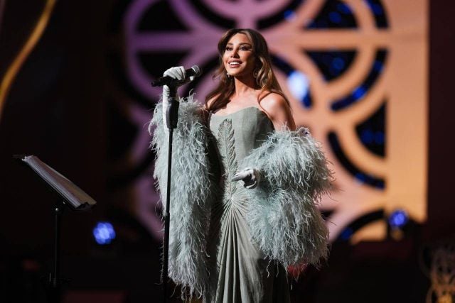 نجوى كرم تنسق فستانها الضيق بصيحة الفرو الفاخرة