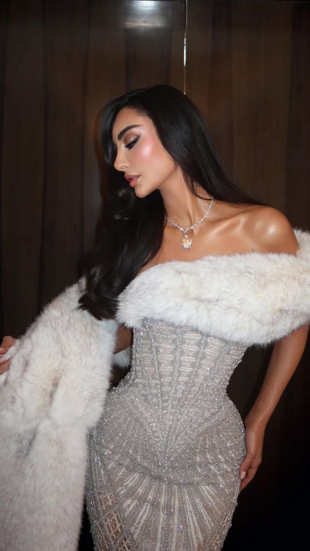 نور الغندور بوشاح فرو أبيض