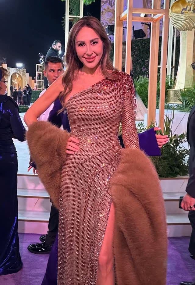 ورد الخال بفستان برونزي مطرز