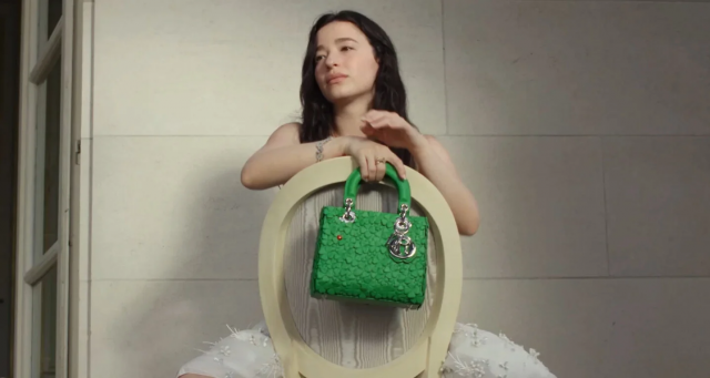 تألّقي بحقيبة lady dior clover الأنيقة