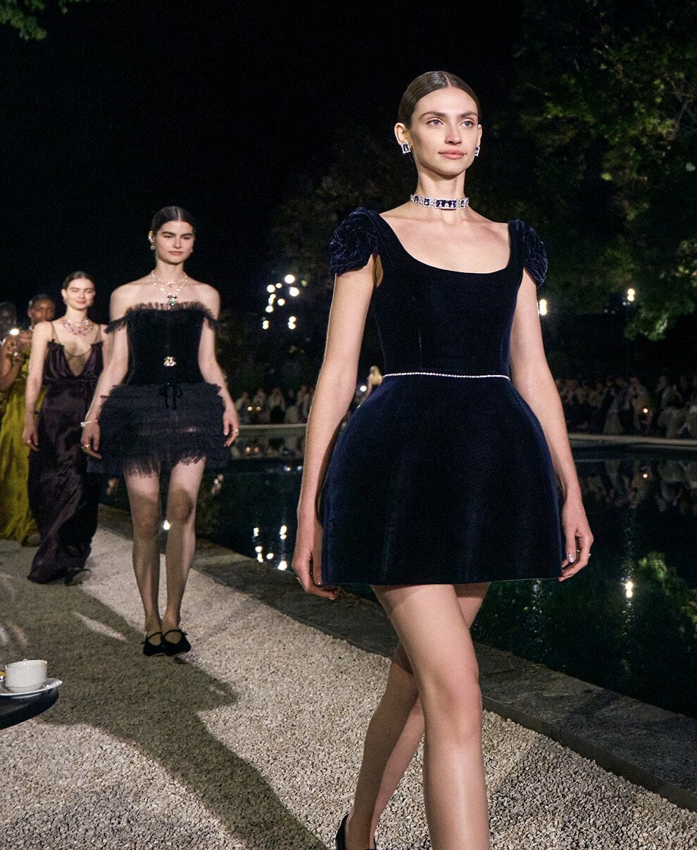 قلادة مبهرة من مجموعة Belle Dior... الفخامة تلتقي بالفن