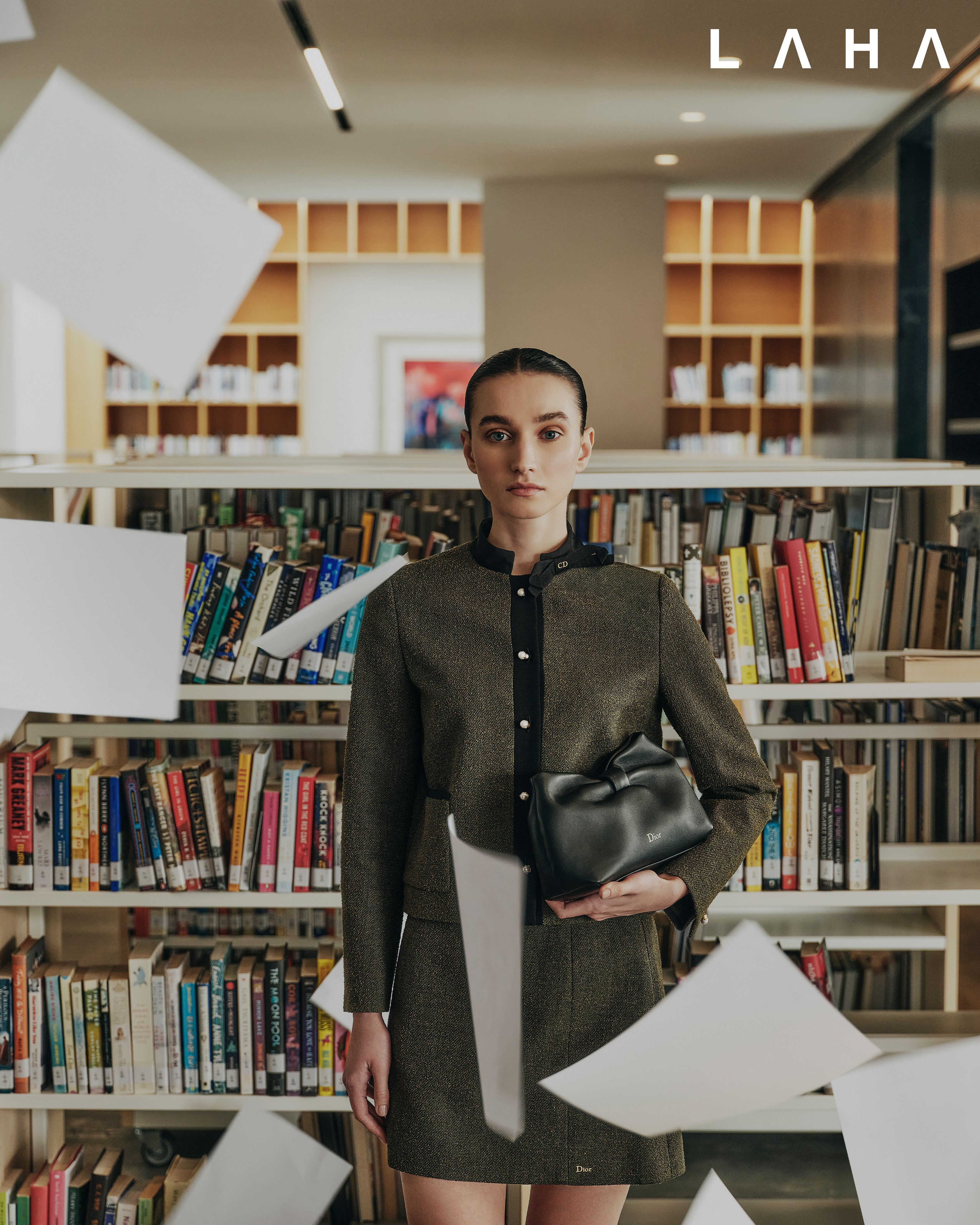 جاكيت وتنورة باللون الأخضر