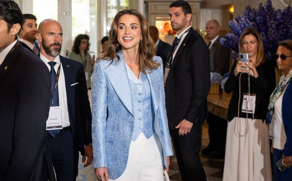 أناقة الملكة رانيا في الأطقم الكلاسيكية… أسلوب لا يشيخ