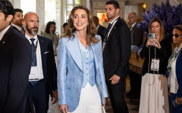 أناقة الملكة رانيا في الأطقم الكلاسيكية… أسلوب لا يشيخ