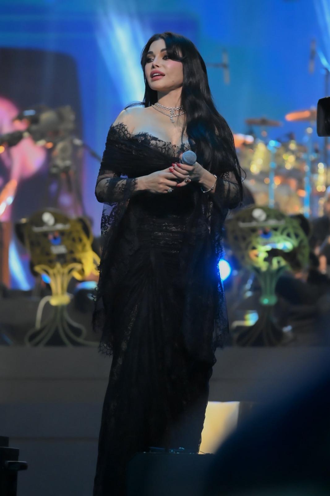 هيفاء وهبي مذهلة بالدانتيل الأسود... وتشعل الأجواء باستعراضها في السعودية