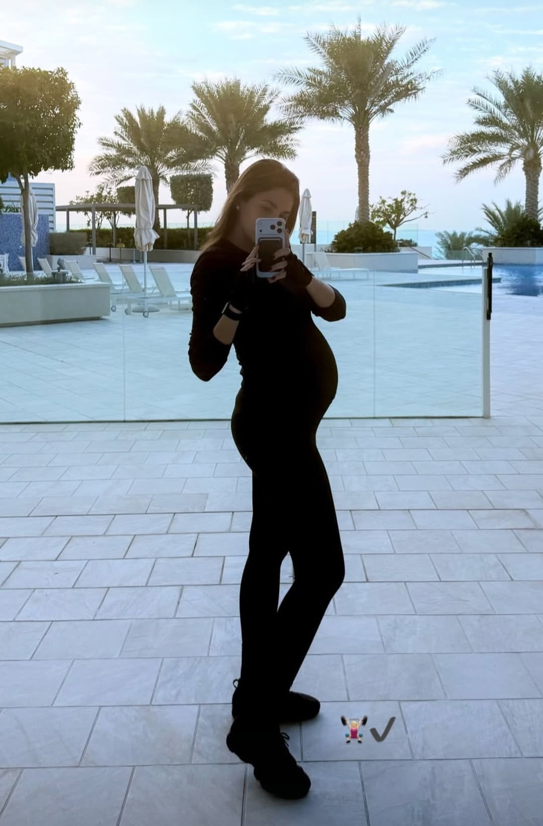 زين قطامي بإطلالة كاجوال بالأسود