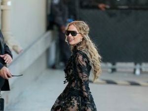 مارغوت روبي ساحرة بفستان الدانتيل الأسود