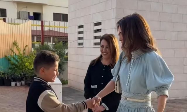 الملكة رانيا العبدالله تلفت الأنظار بطقم من الدينيم الناعم