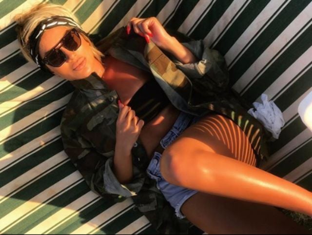 مايا دياب بشورت قصير من الجينز