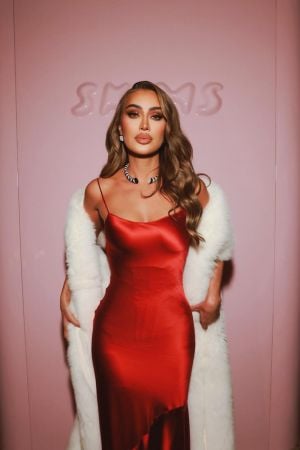 مايا دياب بالساتان الأحمر ضيفة شرف كيم كارداشيان في حفل SKIMS بدبي