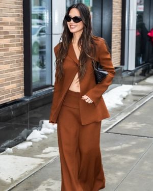 أسبوع الموضة في نيويورك: أبرز إطلالات النجمات من آن هاثاواي إلى باميلا أندرسون