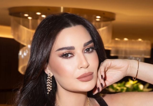 سيرين عبد النور تتألق في العراق بفستان مجسم يبرز جمالها