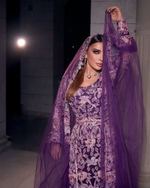 إطلالة أصالة نصري بالبرقع في خورفكان تفتح باب تقليد هيفاء وهبي