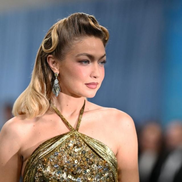 تسريحات ريترو شعر طويل مع تمويج من الأعلى