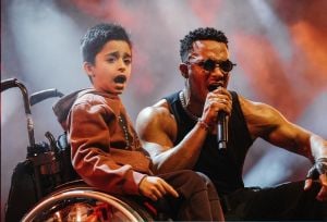  محمد رمضان يلبي طلب طفل من ذوي الهمم في حفله بهولندا (فيديو)