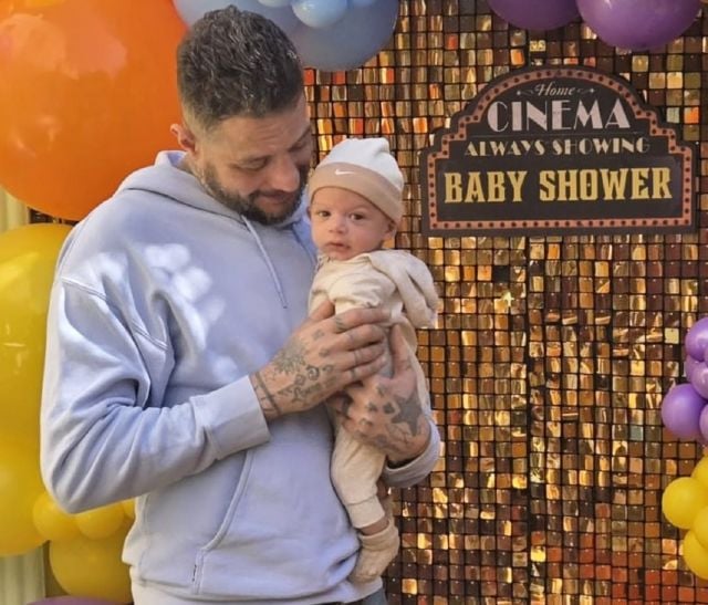 أحمد الفيشاوي مع الطفل الرضيع