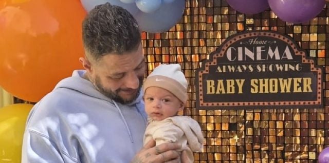 أحمد الفيشاوي يشعل مواقع التواصل بتعليق على صورته مع طفل