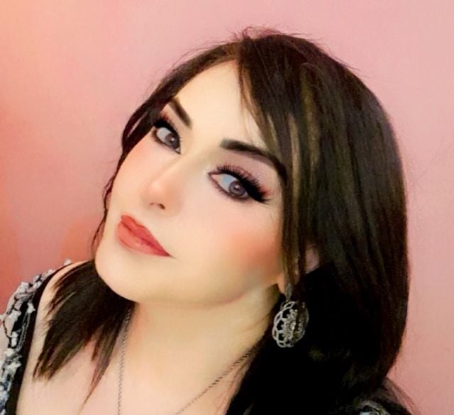 هند عاكف تكشف كواليس بداياتها وتوضح حقيقة زواجها من مطرب شعبي راحل (فيديو)