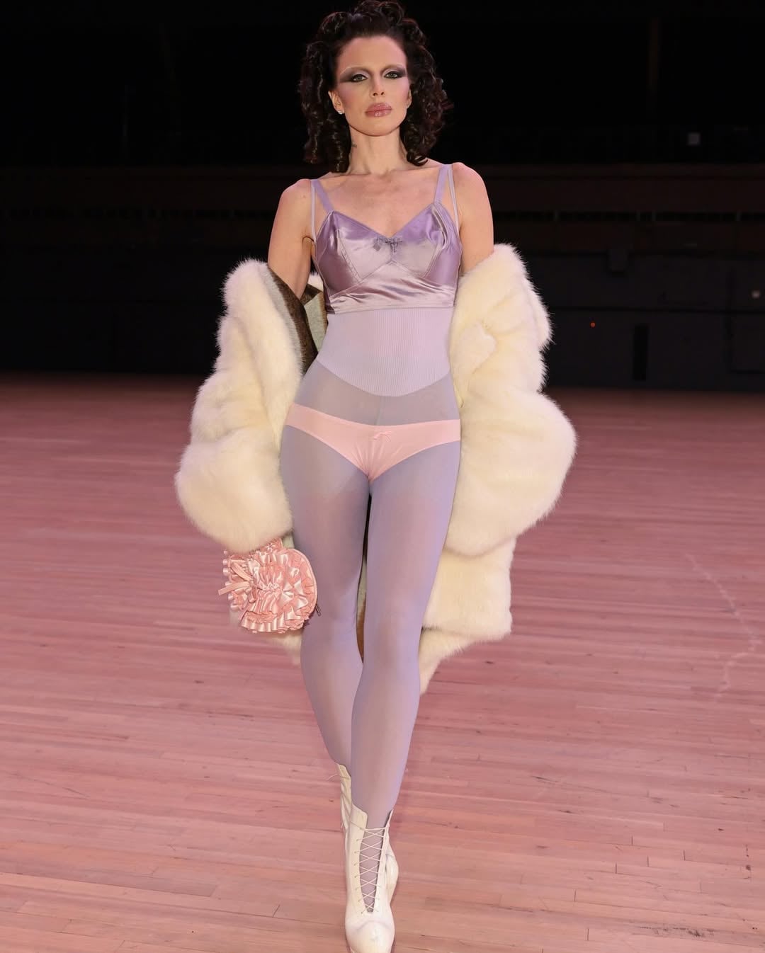 جوليا فوكس تنسخ إطلالة بيانكا سينسوري