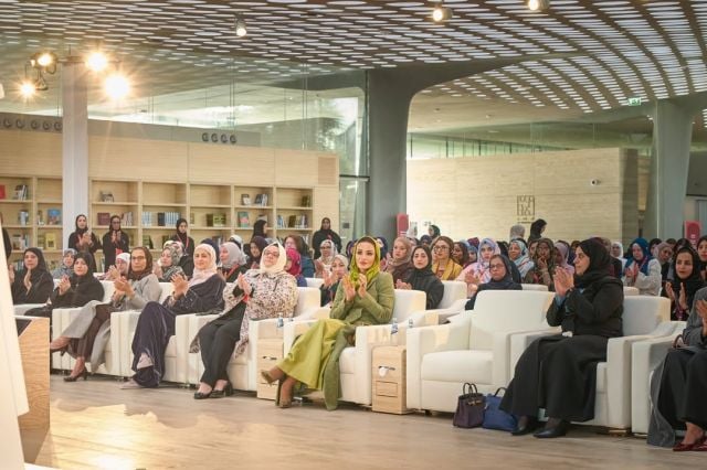 الشيخة موزا بنت ناصر بإطلالة عصرية باللون الزيتي