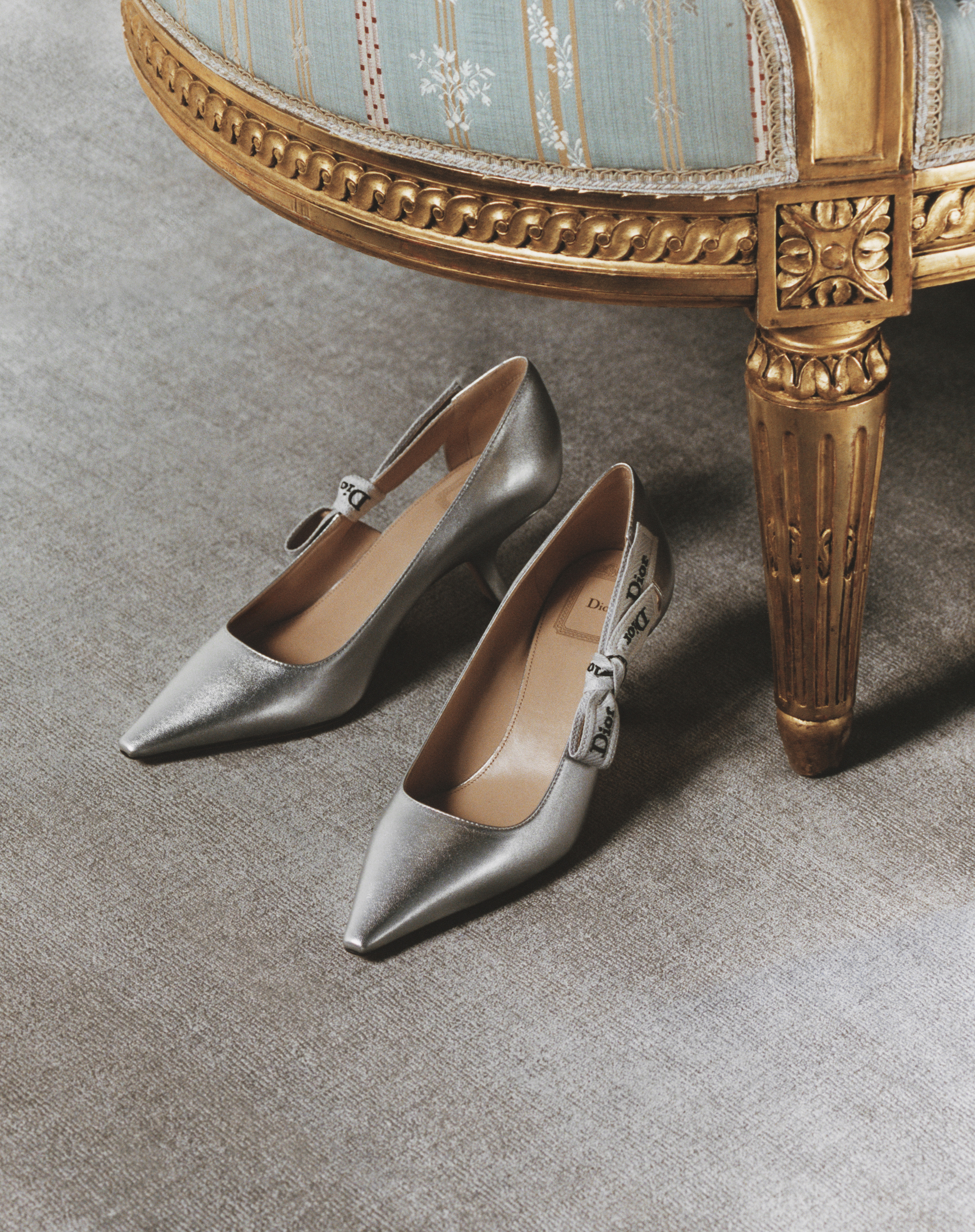 حذاء من ديور