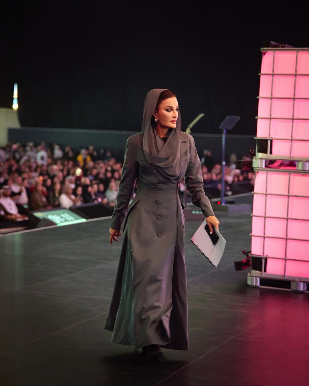 الشيخة موزة بنت ناصر تنسق اللون الرمادي بإكسسوارات ناعمة